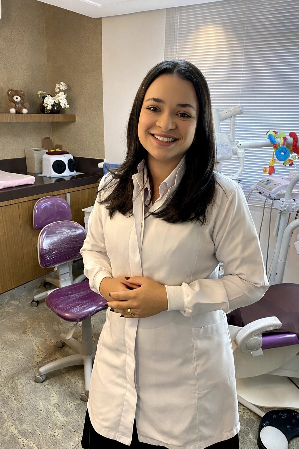 Dra. Nathália Marra sorrindo — odontopediatra em Patos de Minas